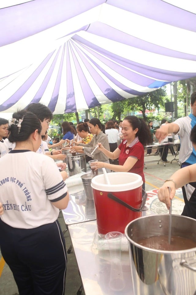 Giấu thầy hiệu trưởng, học sinh tạo bất ngờ vì hành động đáng yêu  - Ảnh 9.
