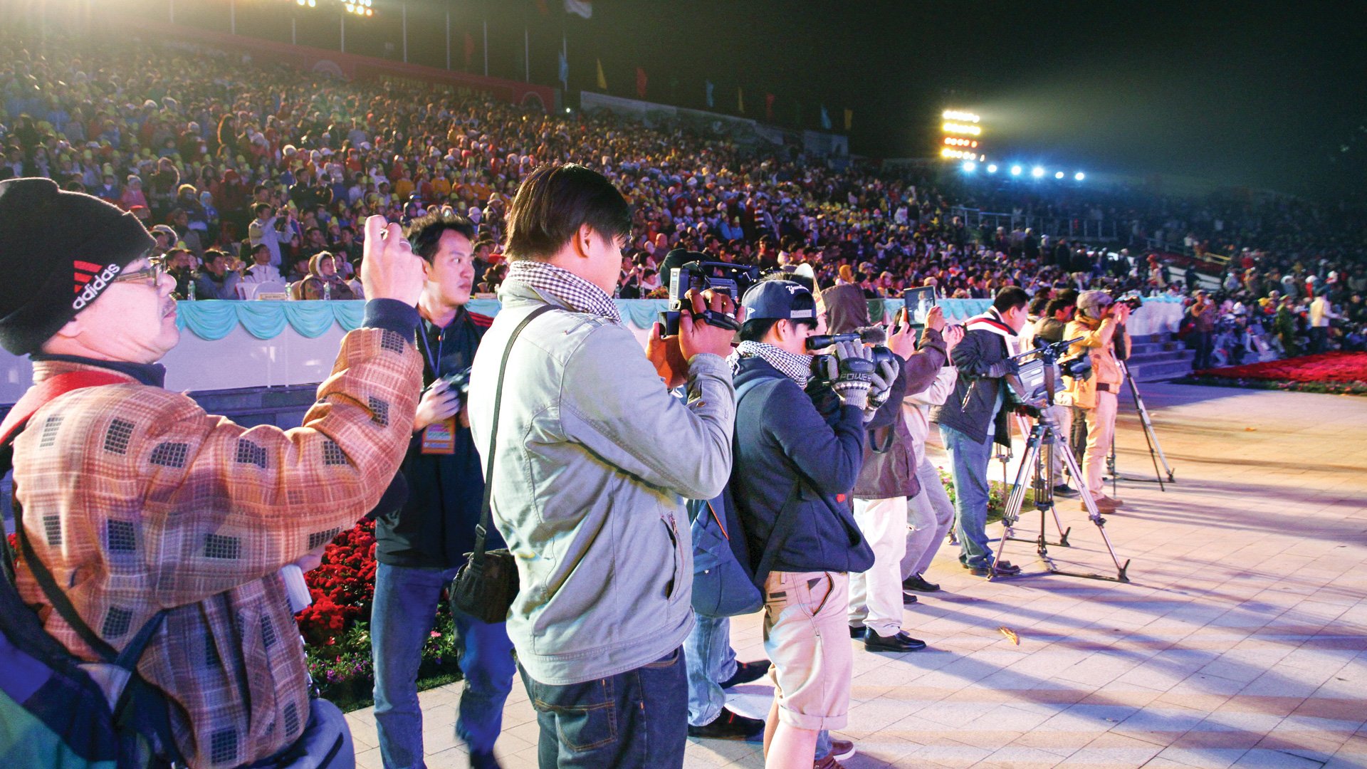 Phóng viên các báo, đài đưa tin về Festival Hoa Đà Lạt. Ảnh: Võ Trang