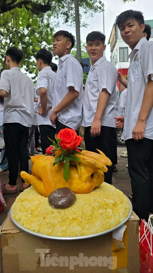 ผู้สมัครถือปากกาและกระดาษข้อสอบไปที่วัดวรรณกรรมเพื่อขอพรให้โชคดีก่อนสอบมัธยมศึกษาตอนปลายปี 2568 ภาพที่ 5