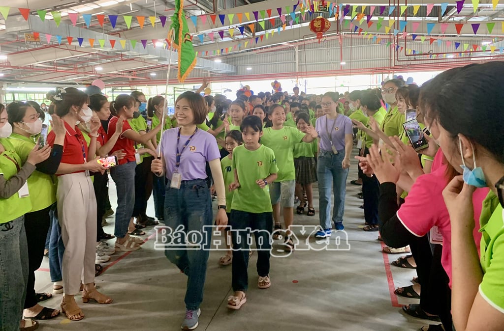 Các em nhỏ tham quan khu vực làm việc của bố, mẹ
