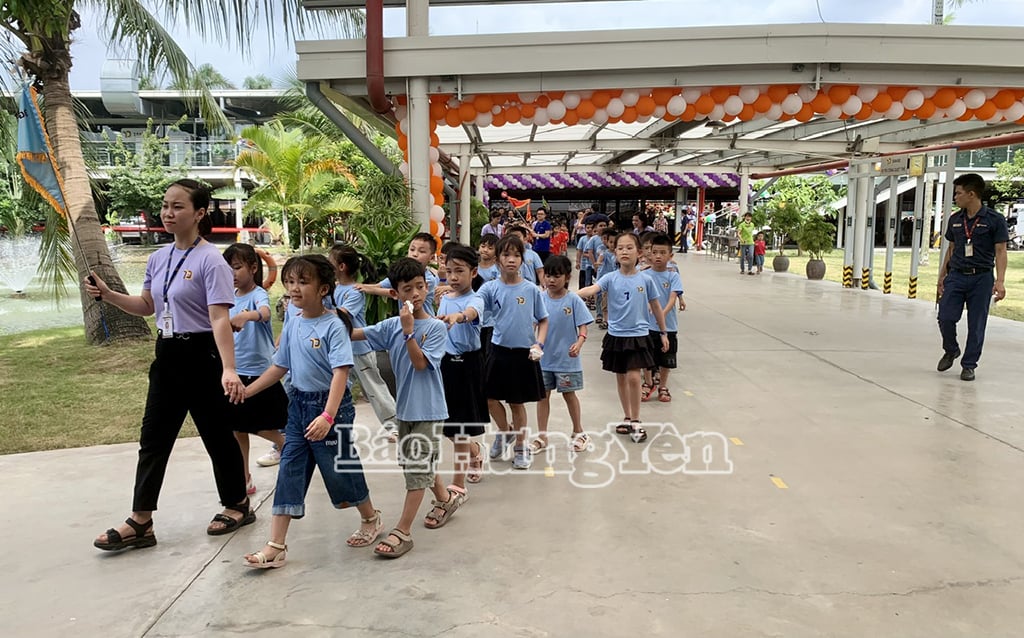 Các em nhỏ đi tham quan khu vực sản xuất hiện đại tại nhà máy