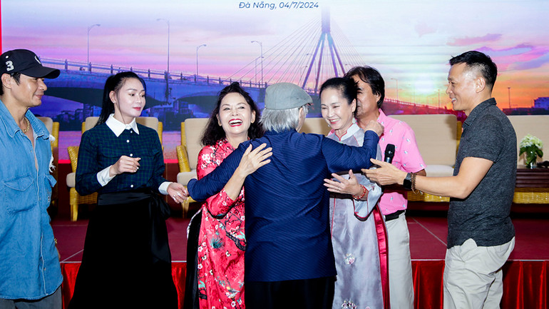 Đạo diễn, NSND Đặng Nhật Minh trong vòng tay các nghệ sĩ, nhà làm phim...