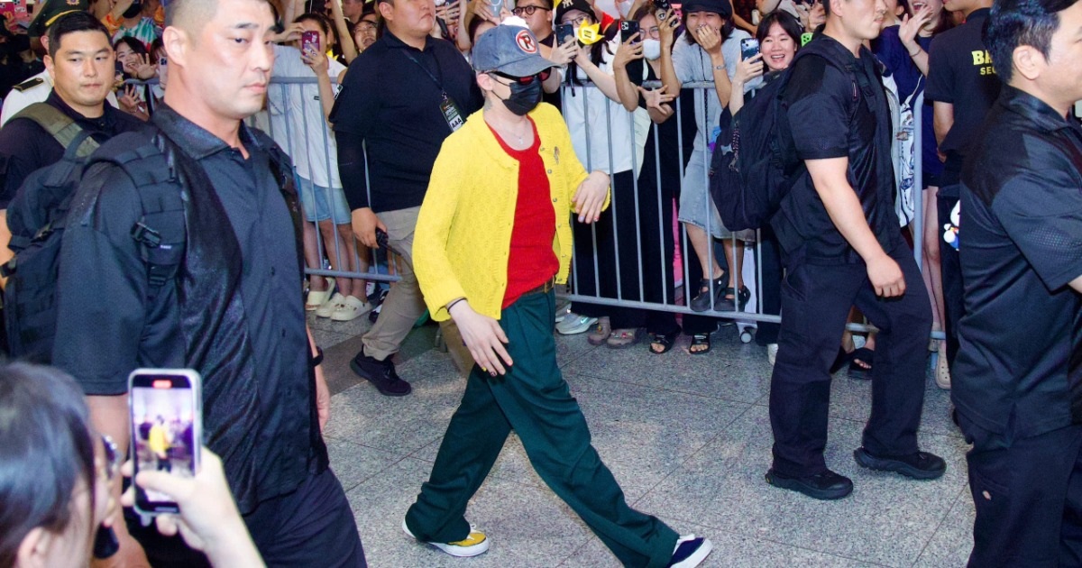 G‑Dragon có mặt tại Hà Nội, "rừng" fan mang hoa cúc đón chào như mở hội