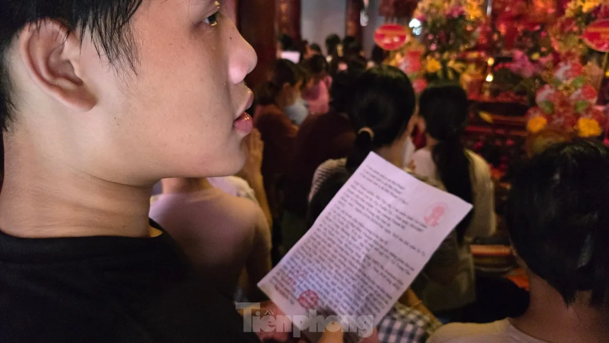 ผู้สมัครถือปากกาและกระดาษข้อสอบไปที่วัดวรรณกรรมเพื่อขอพรให้โชคดีก่อนการสอบมัธยมศึกษาตอนปลายปี 2568 ภาพที่ 10