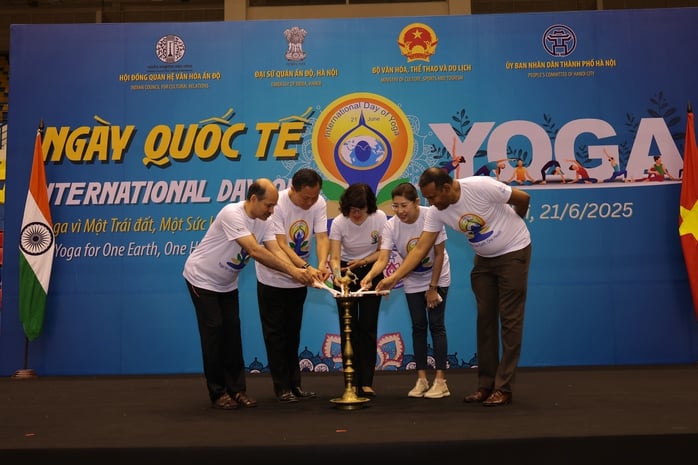 Những hình ảnh Ngày Quốc tế Yoga tại Việt Nam- Ảnh 1.