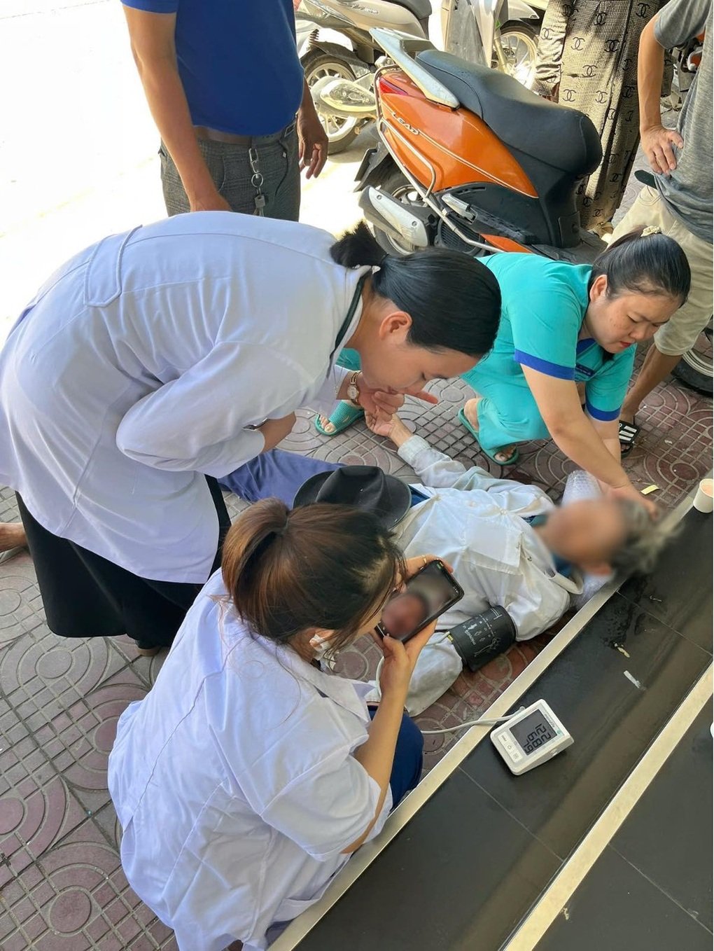 Nữ bác sĩ kịp thời cứu người bệnh trong gang tấc - 3