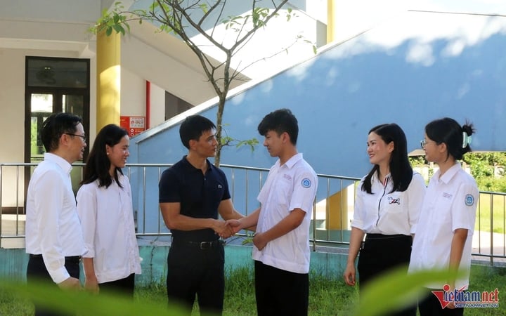 Các thầy cô Trường THCS Lê Văn Thiêm chúc mừng Tuấn Dũng với kết quả thi xuất sắc. (Ảnh: Đậu Tình)