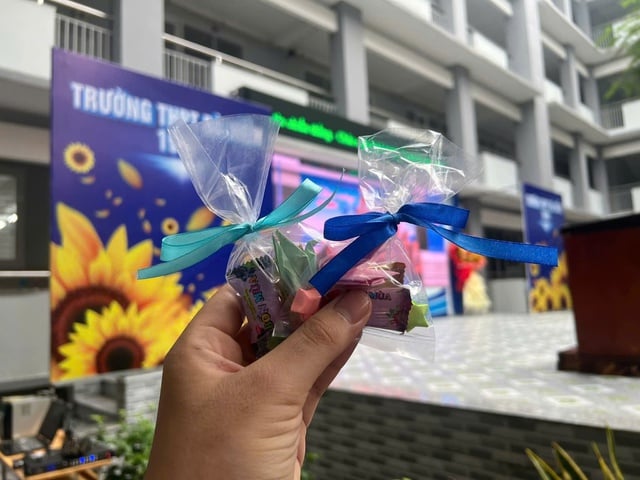 Giấu thầy hiệu trưởng, học sinh tạo bất ngờ vì hành động đáng yêu  - Ảnh 4.
