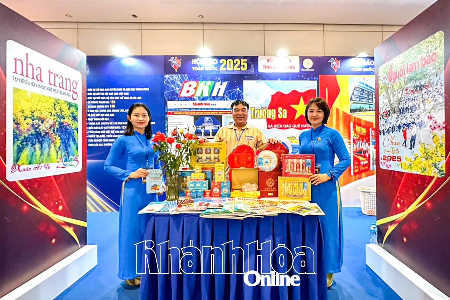 ស្តង់ពិព័រណ៍របស់សមាគមអ្នកសារព័ត៌មានខេត្ត Khanh Hoa ក្នុងមហោស្រពសារព័ត៌មានជាតិឆ្នាំ ២០២៥។