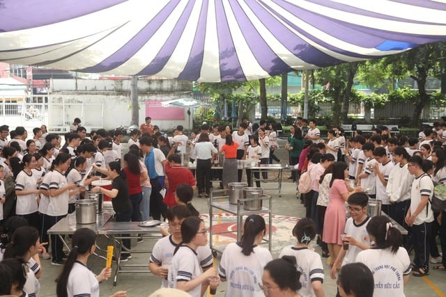 Giấu thầy hiệu trưởng, học sinh tạo bất ngờ vì hành động đáng yêu  - Ảnh 6.