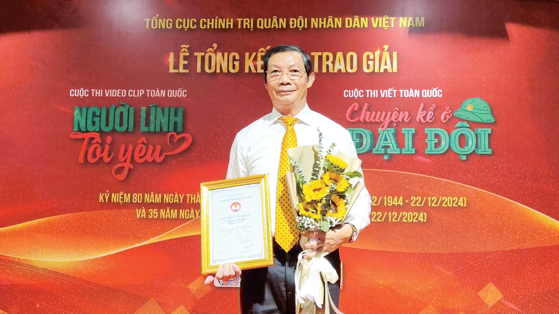 Ông Nguyễn Vân Hậu nhận giải tại Cuộc thi 
viết về Người lính Tôi yêu