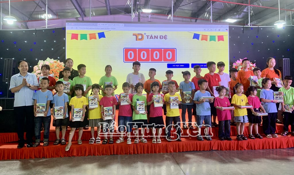 Lãnh đạo Công ty Tân Đệ trao quà cho các em thiếu nhi là con người lao động tại chương trình