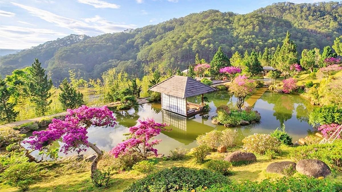 Đà Lạt có khí hậu mát mẻ và cảnh quan tuyệt đẹp.