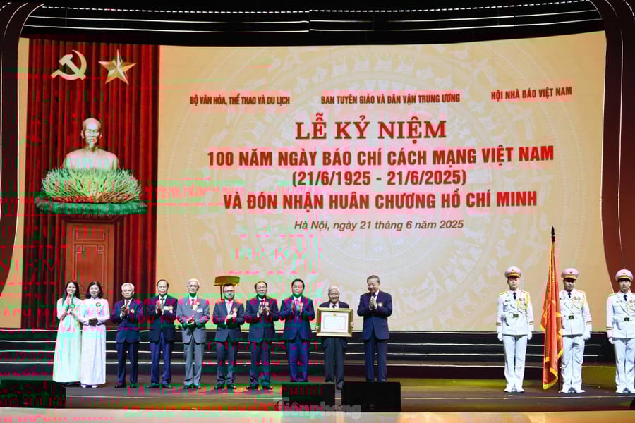 Tổng Bí thư Tô Lâm trao tặng Huân chương Hồ Chí Minh cho Báo chí Cách mạng Việt Nam. Ảnh: Như Ý.