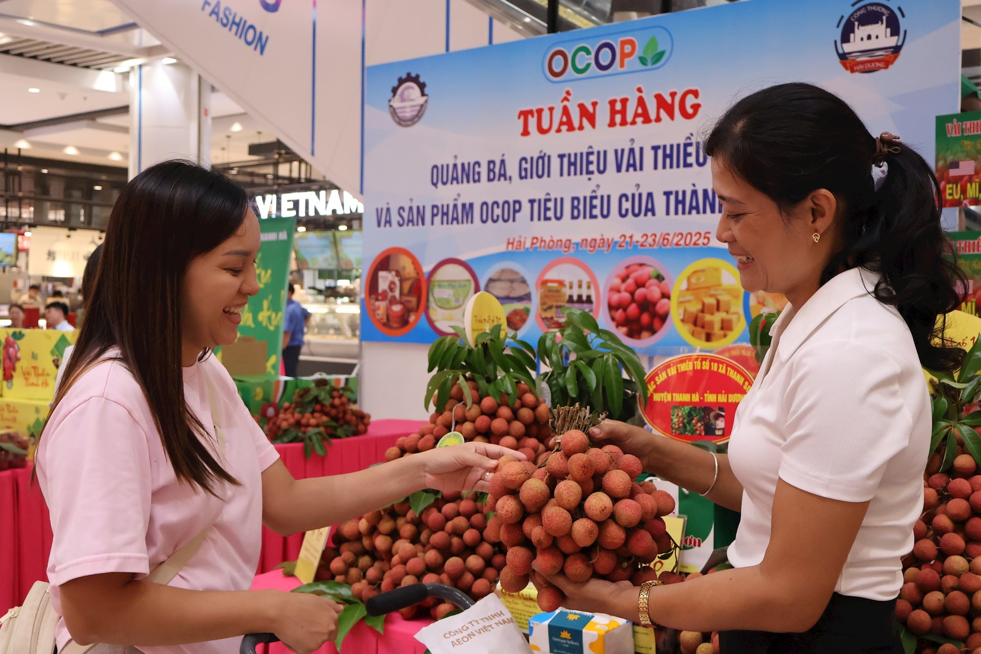 Quảng bá vải thiều và sản phẩm của Hải Dương tại trung tâm thương mại Aeon Mall Hải Phòng