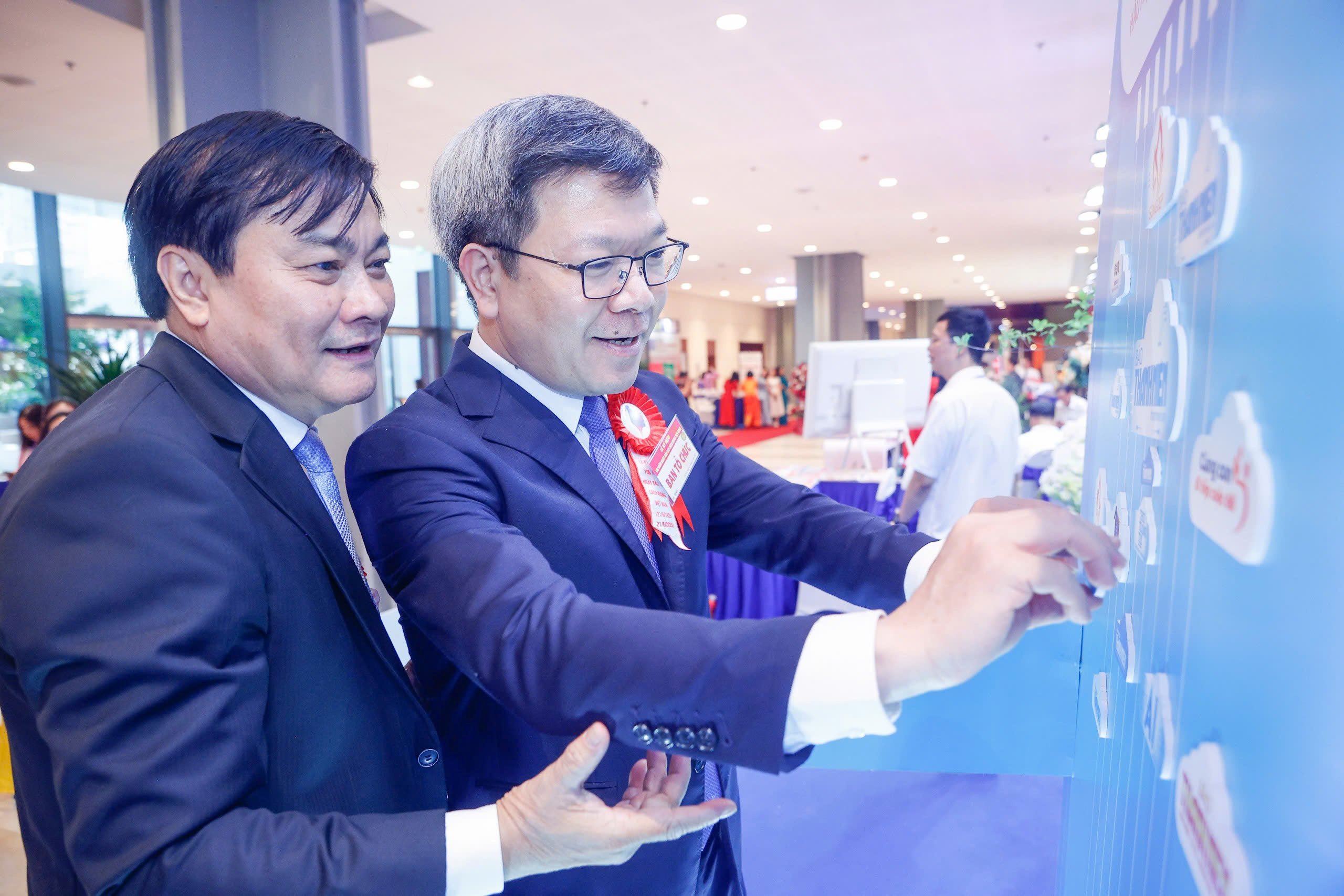 Gian trưng bày của Báo Thanh Niên đón những vị khách đặc biệt - Ảnh 7.