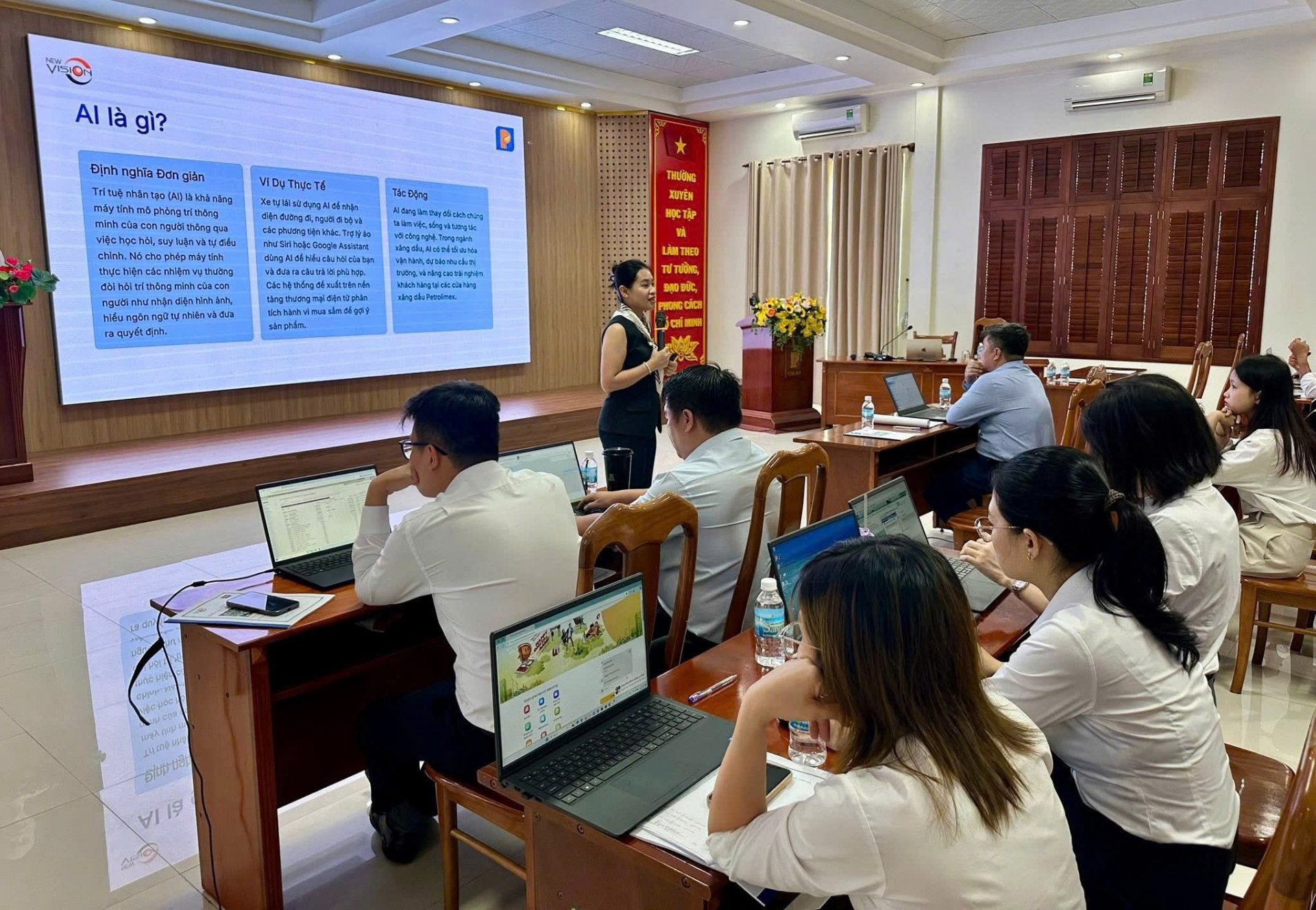 Cán bộ, nhân viên, người lao động của Petrolimex Phú Yên tham gia lớp tập huấn kỹ năng nâng cao năng suất làm việc với CHATGPT và AI.