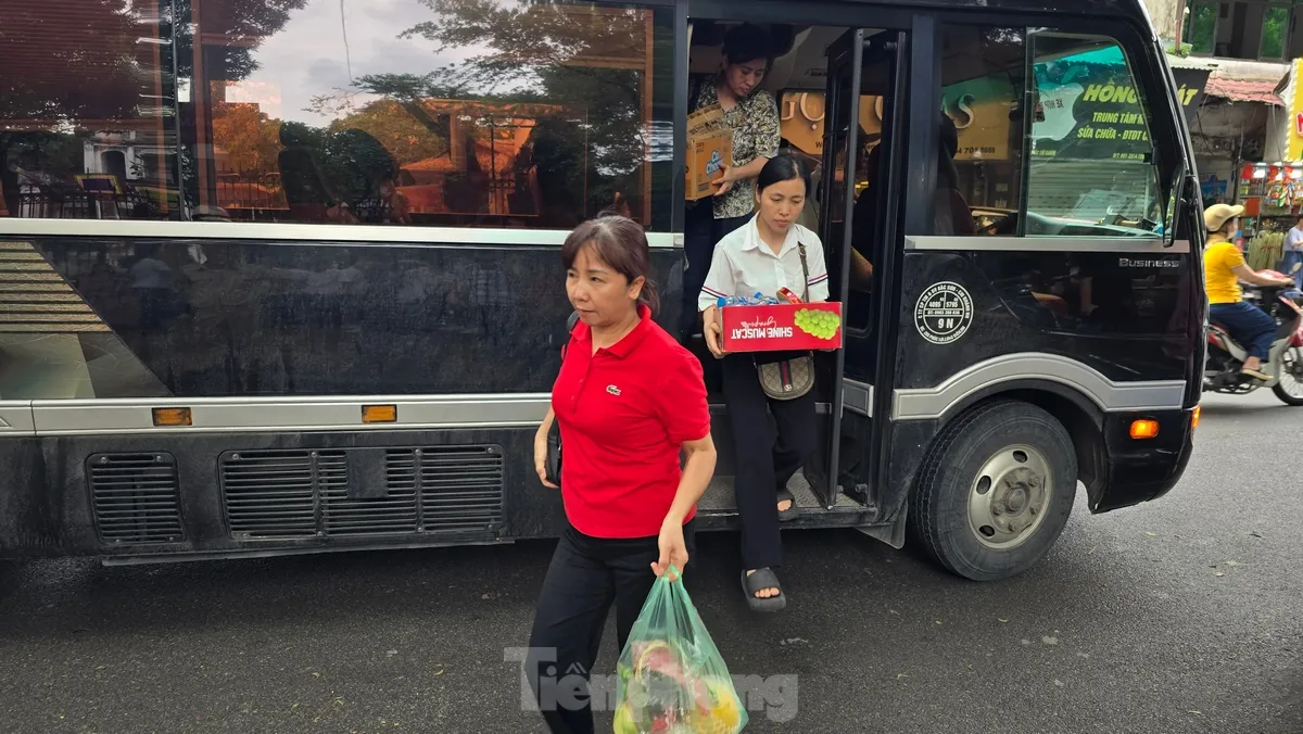 ผู้สมัครถือปากกาและกระดาษข้อสอบไปที่วัดวรรณกรรมเพื่อขอพรให้โชคดีก่อนสอบมัธยมศึกษาตอนปลายปี 2568 ภาพถ่าย 2