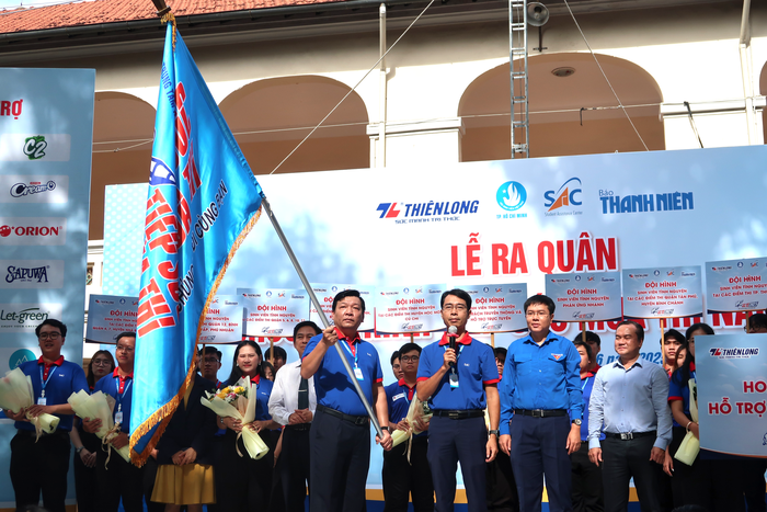 Cờ lệnh xuất quân “Tiếp sức mùa thi” năm 2025 đã được giương cao- Ảnh 5.