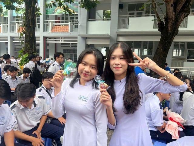 Giấu thầy hiệu trưởng, học sinh tạo bất ngờ vì hành động đáng yêu  - Ảnh 5.
