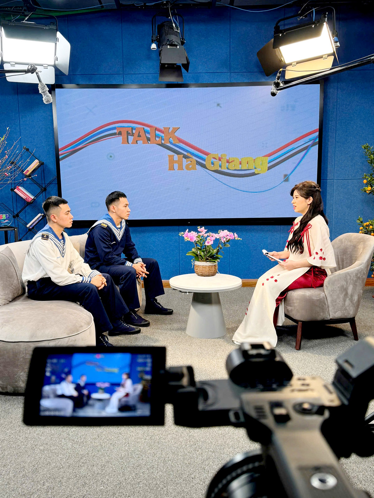 ...cho đến studio chuyên nghiệp với máy móc và trang thiết bị hiện đại.