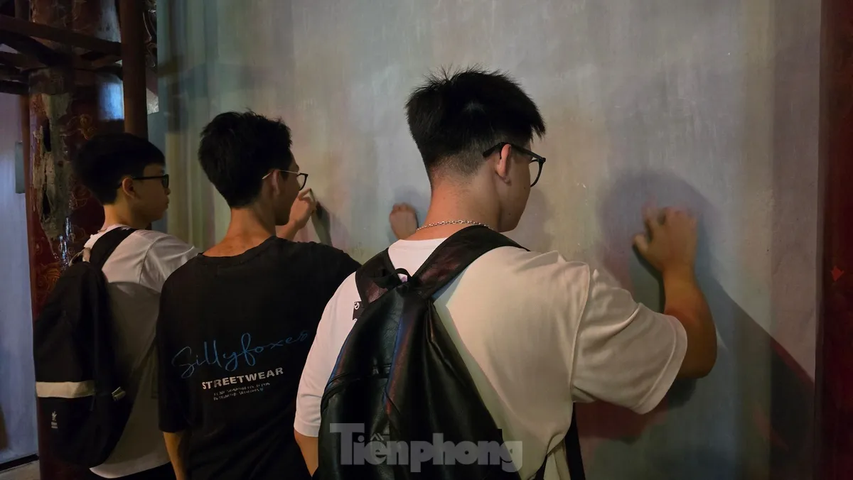 ผู้สมัครถือปากกาและกระดาษข้อสอบไปที่วัดวรรณกรรมเพื่อขอพรให้โชคดีก่อนการสอบมัธยมศึกษาตอนปลายปี 2568 ภาพที่ 15