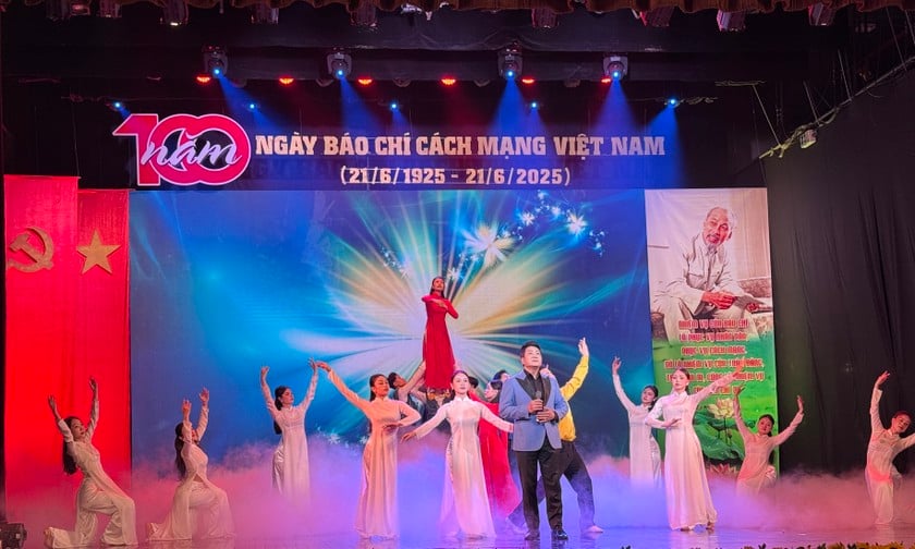 Chương trình đưa khán giả ngược dòng thời gian, hòa mình vào dòng chảy lịch sử một thế kỷ vẻ vang của Báo chí Cách mạng Việt Nam.
