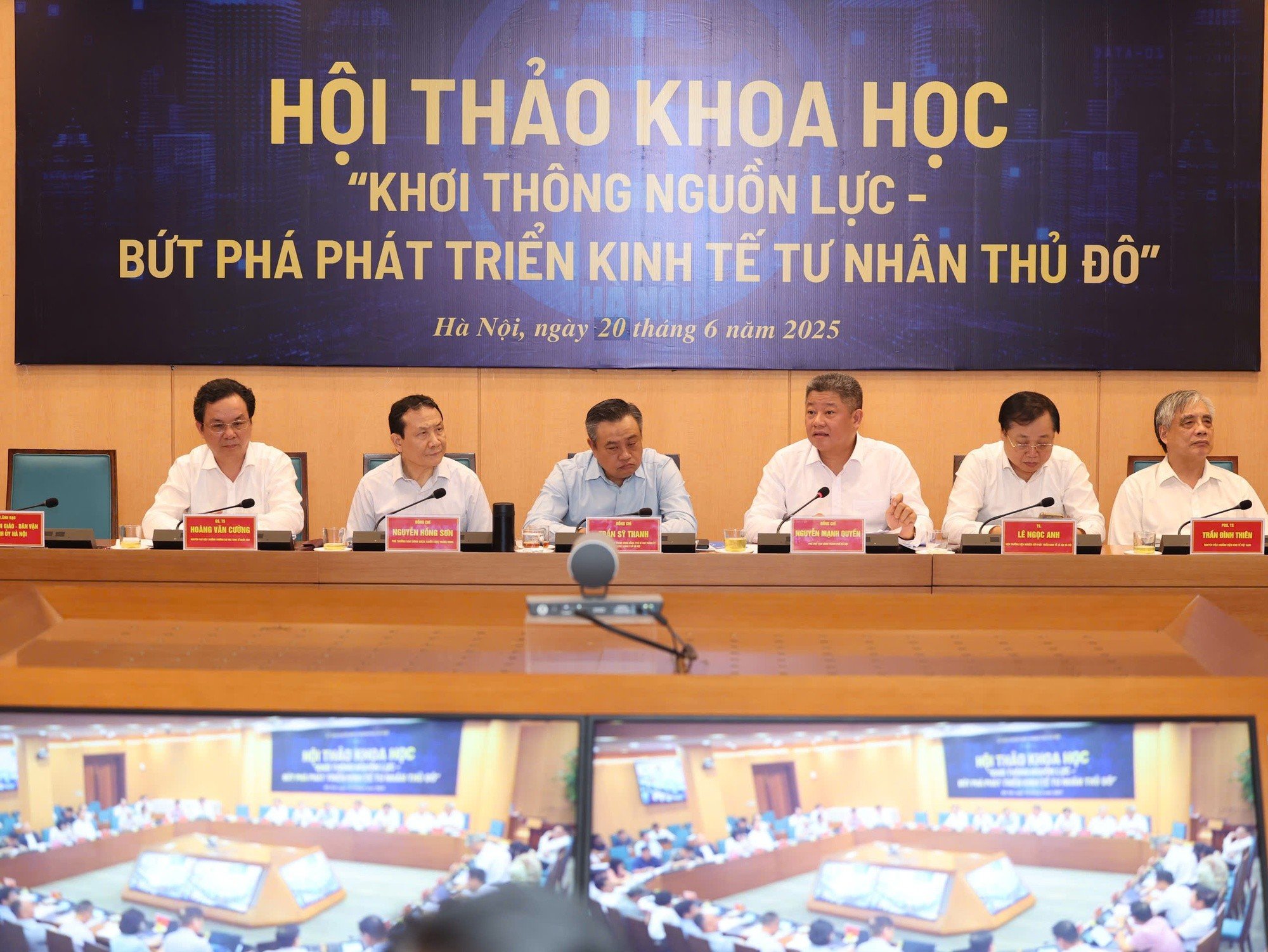 Hội nghị được tổ chức từ điểm cầu trụ sở UBND Thành phố và trực tuyến đến trụ sở các quận/huyện/thị xã của thành phố. (Ảnh: VGP)