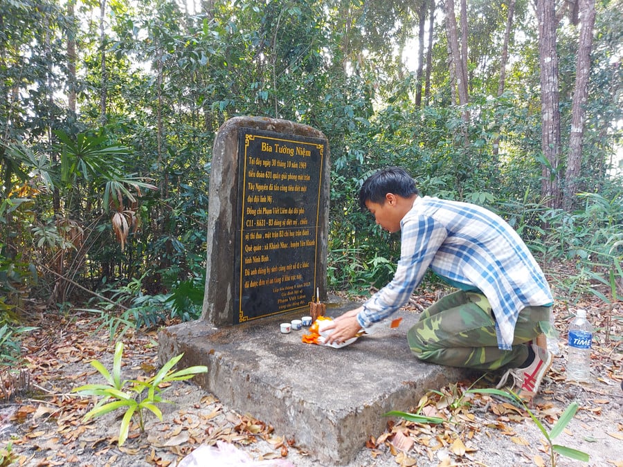 thap-nhanh-tuong-niem-tai-liet-si-hi-sinh-vi-to-quoc-tren-dinh-ngon-nui-cao-hon-1000-m.jpg