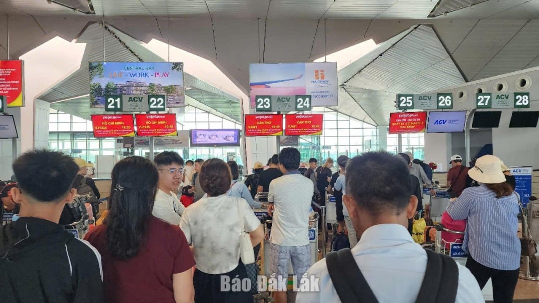 Hành khách làm thủ tục bay tại Cảng hàng không Vinh.