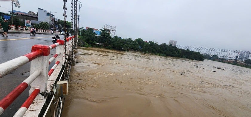 Nước sông Cầu tại khu vực cầu Gia Bảy TP. Thái Nguyên đang lên nhanh