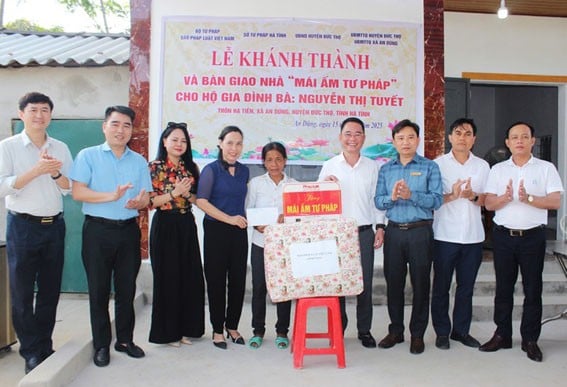Báo Pháp luật Việt Nam trao tặng “Mái ấm Tư pháp” cho gia đình có hoàn cảnh đặc biệt khó khăn tại Hà Tĩnh. (Ảnh: Thiên Ý)