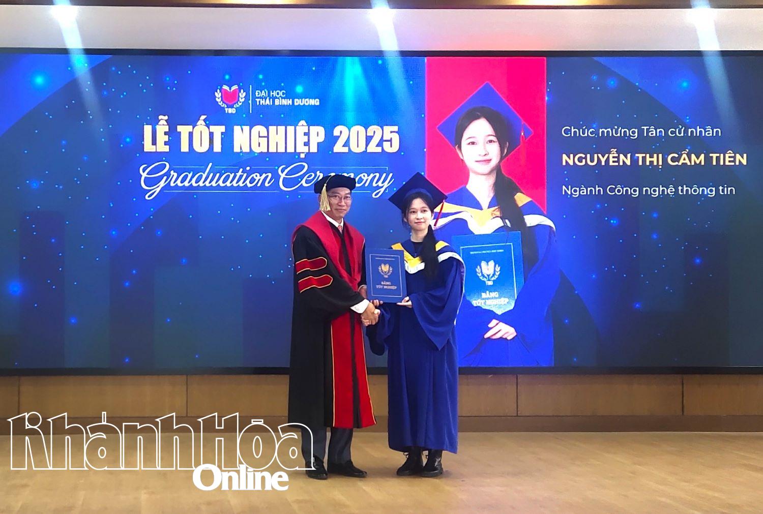 Lãnh đạo nhà trường trao bằng tốt nghiệp cho sinh viên. 
