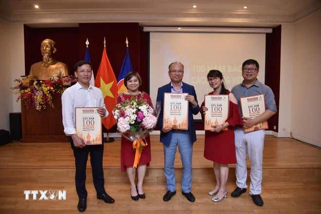 ttxvn-bao-chi-viet-nam-tai-phap-voi-nua-the-ky-dong-hanh-cung-bao-chi-cach-mang-viet-nam-8105359.jpg