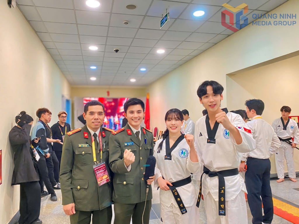 Les journalistes Nguyen Khanh et Quoc Xa travaillent lors de l'événement Open de Taekwondo de la police asiatique 2024 qui s'est tenu à Quang Ninh.