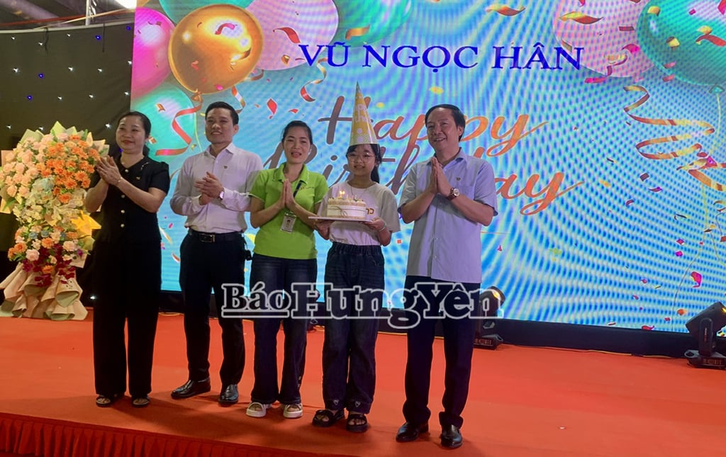 Chương trình còn tổ chức sinh nhật cho bạn nhỏ có ngày sinh vào 21/6