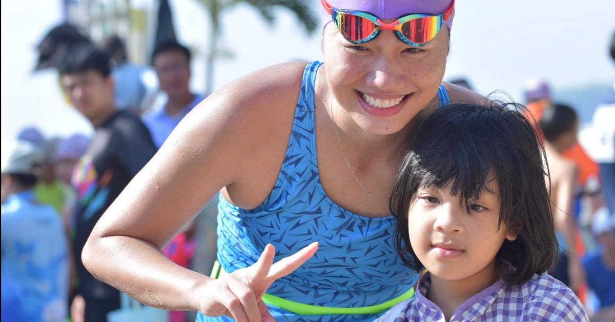 Swimmer Anh Vien and more than 800 athletes swim in Nha Trang Bay