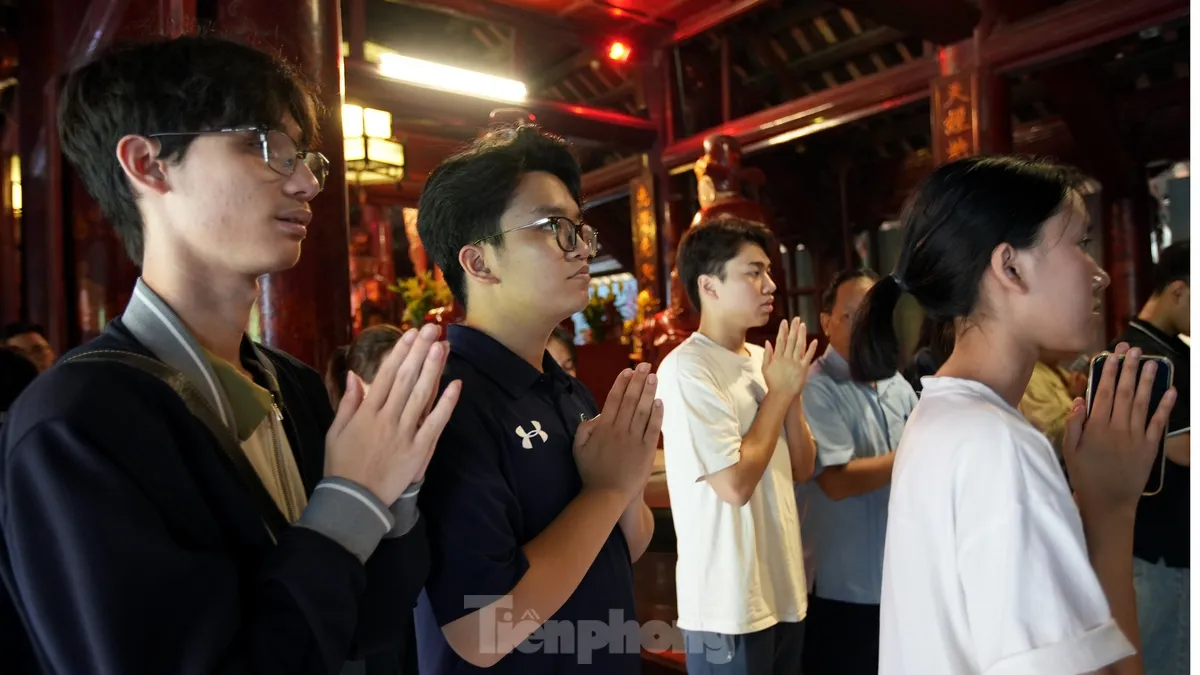 ผู้สมัครถือปากกาและกระดาษข้อสอบไปที่วัดวรรณกรรมเพื่อขอพรให้โชคดีก่อนการสอบมัธยมศึกษาตอนปลายปี 2568 ภาพถ่าย 12