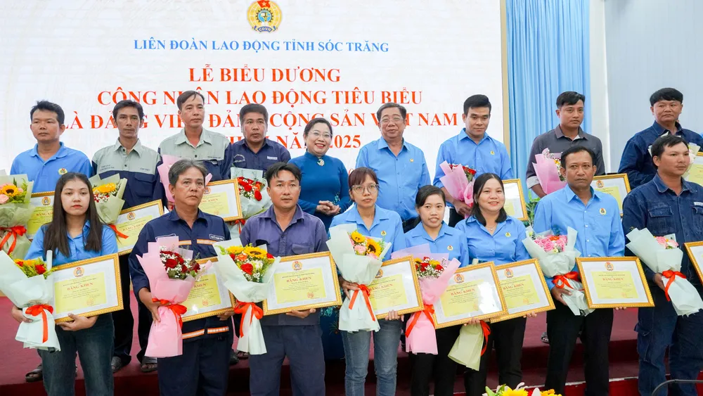 សហព័ន្ធ​ការងារ​ខេត្ត Soc Trang ប្រគល់​ទង់​ត្រាប់​តាម​សមូហភាព​ដែល​មាន​ស្នាដៃ​ឆ្នើម។
