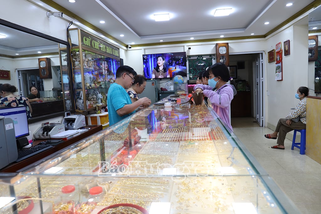 Buying and selling transactions at Ngoc Chien gold shop, Le Loi ward, Hung Yen city