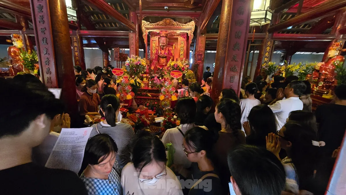 ผู้สมัครถือปากกาและกระดาษข้อสอบไปที่วัดวรรณกรรมเพื่อขอพรให้โชคดีก่อนการสอบมัธยมศึกษาตอนปลายปี 2568 ภาพที่ 9