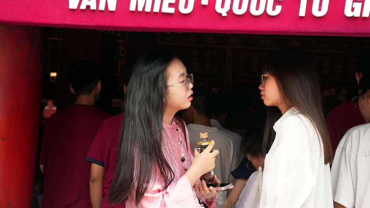 ผู้สมัครถือปากกาและกระดาษข้อสอบไปที่วัดวรรณกรรมเพื่อขอพรให้โชคดีก่อนการสอบมัธยมศึกษาตอนปลายปี 2025 ภาพถ่าย 20