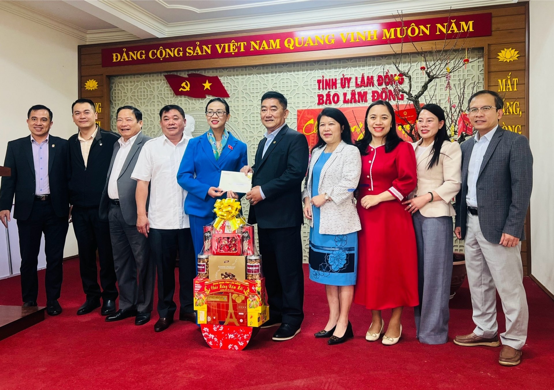 គណៈប្រតិភូ Trinh Thi Tu Anh និងគណៈប្រតិភូរដ្ឋសភា ការិយាល័យគណៈប្រតិភូរដ្ឋសភា-ក្រុមប្រឹក្សាប្រជាជនខេត្ត បានអញ្ជើញទៅសួរសុខទុក្ខ ជូនអំណោយ និងអបអរសាទរចំពោះកាសែត Lam Dong ក្នុងឱកាសទិវាសារព័ត៌មានបដិវត្តន៍វៀតណាម ថ្ងៃទី ២១ ខែមិថុនា។