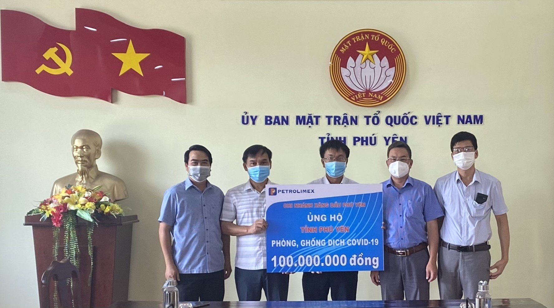 خلال تفشي مرض كوفيد-19، رافقت شركة Petrolimex Phu Yen أيضًا وقدمت الهدايا والنقد لمساعدة السكان المحليين في المنطقة.