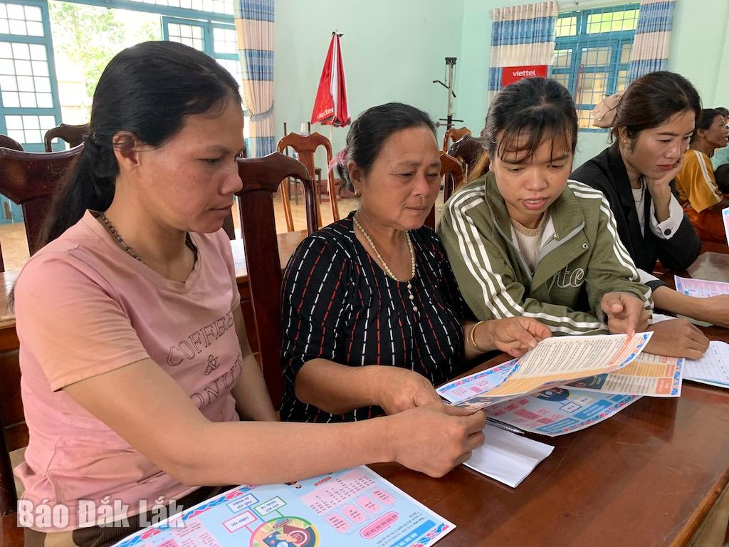 Phụ nữ xã Ea Uy, huyện Krông Pắc tìm hiểu về kiến thức pháp luật