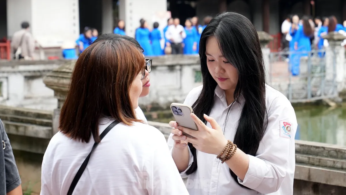 ผู้สมัครถือปากกาและกระดาษข้อสอบไปที่วัดวรรณกรรมเพื่อขอพรให้โชคดีก่อนการสอบมัธยมศึกษาตอนปลายปี 2568 ภาพถ่าย 18