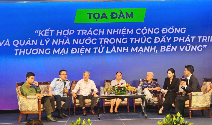 Vo Ha Linh est un KOC participant à la discussion sur la signature de la responsabilité communautaire pour le développement durable du commerce électronique.