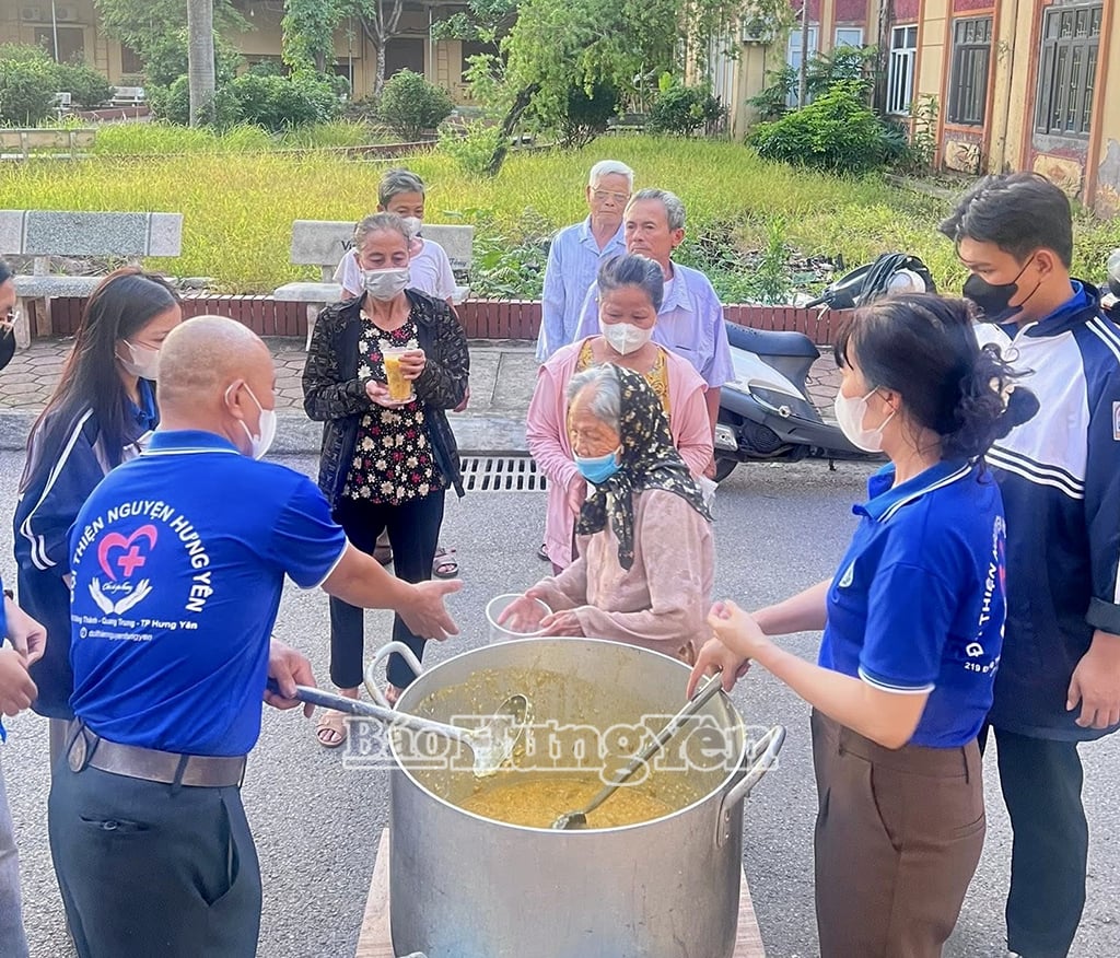 Đội thiện nguyện Hưng Yên phát cháo miễn phí tại Bệnh viện Phổi Hưng Yên