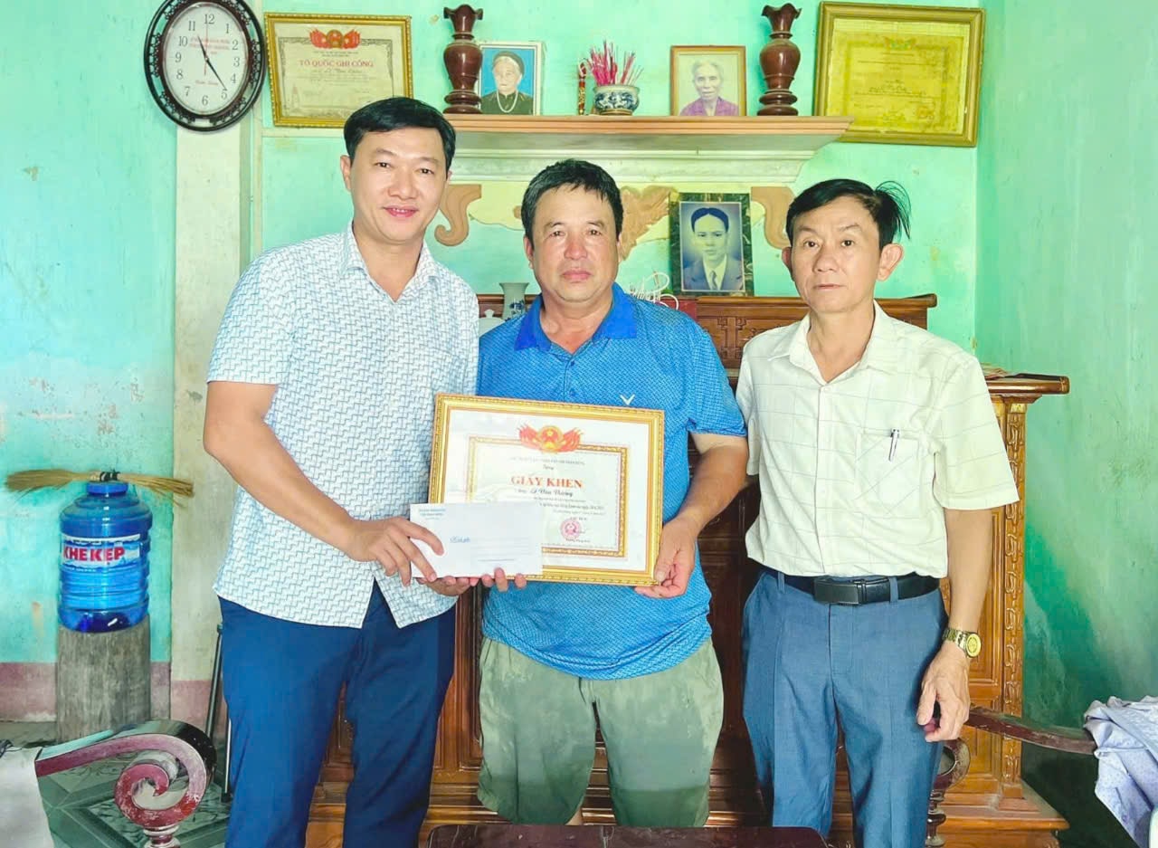 Biểu dương 2 người đàn ông dũng cảm cứu người đuối nước trên sông Lam
