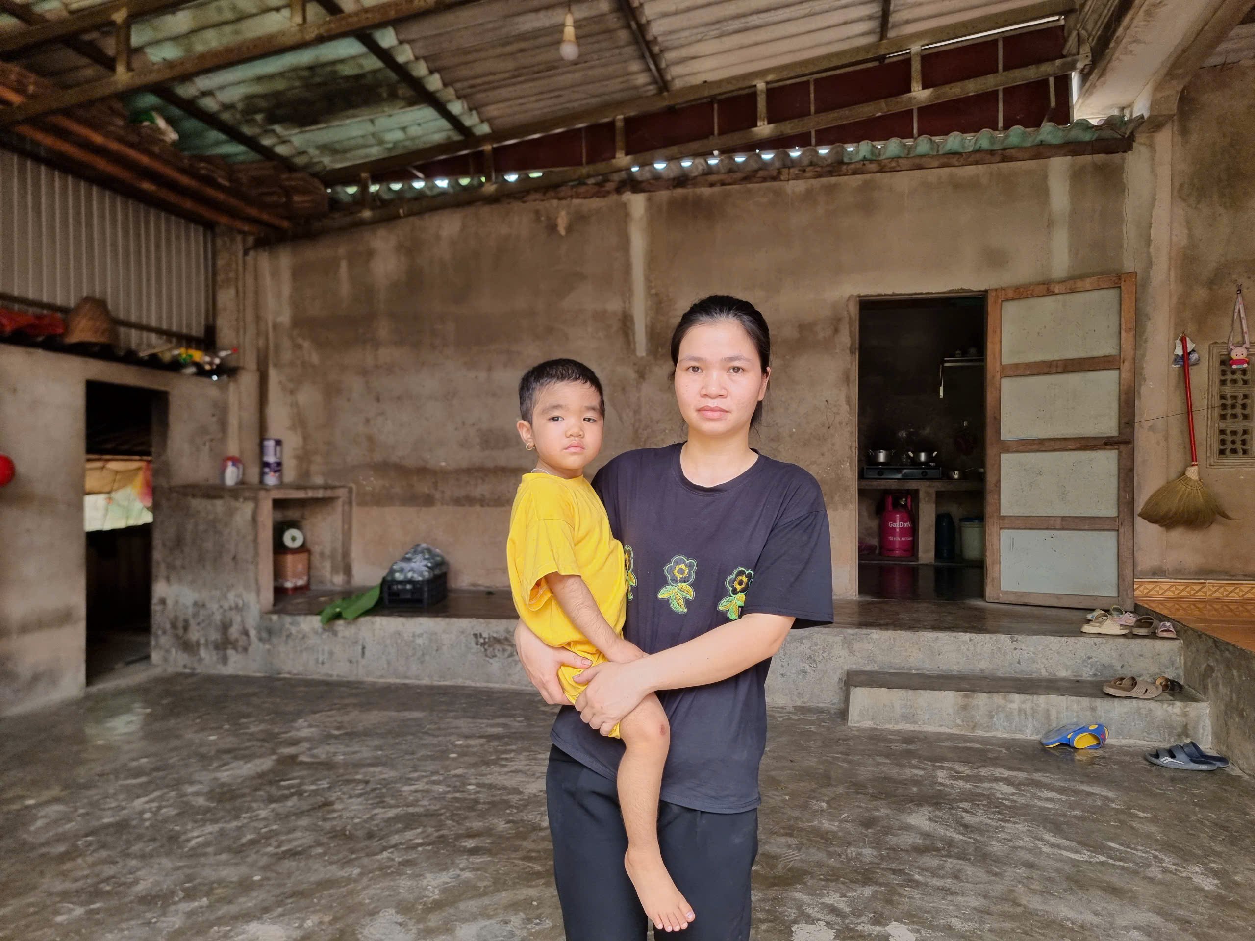 Kiệt quệ vì con thơ mắc bệnh hiểm nghèo